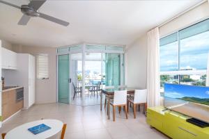 uma cozinha e sala de jantar com vista para o oceano em 201 Lake Street em Cairns