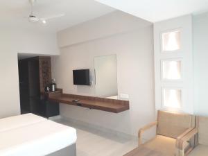 TV a/nebo společenská místnost v ubytování Lake View Resort Lonavala