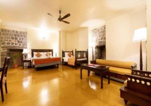 Fort JadhavGADH -A GADH Heritage Hotel客房内的一张或多张床位