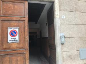 a sign on the door of a building with a no parking sign at Appartamento Gloria in Cremona