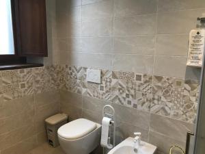 Appartamento Gloria في كريمونا: حمام مع مرحاض ومغسلة