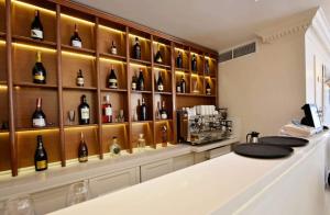 bar z butelkami wina w obiekcie Alis Hotel w Szkodrze