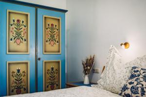 a bedroom with blue walls and a bed at Die Lärchen-Lodge in Maishofen