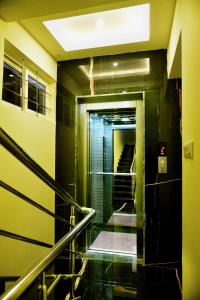 korytarz ze schodami w budynku w obiekcie Vismaya Comforts w mieście Mysuru