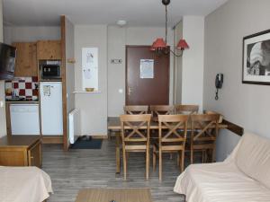 a kitchen and dining room with a table and chairs at Appartement Valloire, 3 pièces, 6 personnes - FR-1-263-260 in Valloire