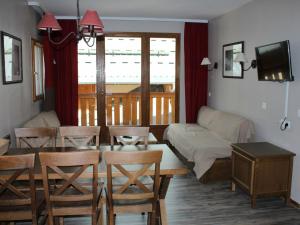 - un salon avec un canapé, une table et des chaises dans l'établissement Appartement Valloire, 3 pièces, 6 personnes - FR-1-263-260, à Valloire