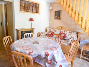 ein Esszimmer mit einem Tisch und einem Sofa in der Unterkunft Appartement Valloire, 3 pièces, 6 personnes - FR-1-263-185 in Valloire