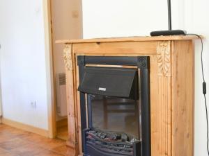 einen Holzkamin mit einem TV darüber. in der Unterkunft Appartement Valloire, 3 pièces, 6 personnes - FR-1-263-185 in Valloire