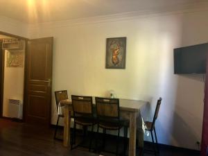 a dining room with a table and chairs and a television at Appartement Valloire, 2 pièces, 5 personnes - FR-1-263-126 in Valloire