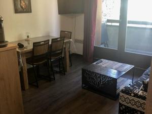 uma sala de estar com uma mesa e uma sala de jantar em Appartement Valloire, 2 pièces, 5 personnes - FR-1-263-126 em Valloire