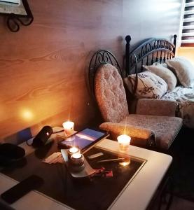 sala de estar con sofá y mesa con velas en Onore dell’amore, en Banja Koviljača