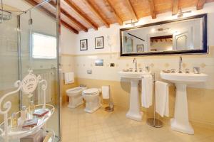 A bathroom at Villa Il Sasso - Dimora d'Epoca