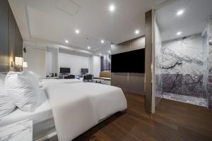 Tempat tidur dalam kamar di Amare Hotel Jongno