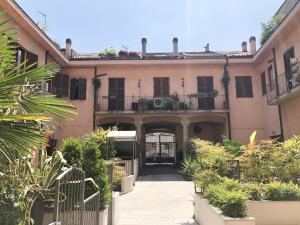 uma entrada para um grande edifício com um pátio em Easy Milano - Rooms and Apartments Navigli em Milão
