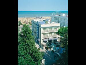 una vista aerea di un edificio vicino all'oceano di Hotel Cobalto a Rimini