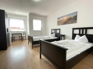um quarto com 2 camas e uma sala de estar em SAD161 - Gut geschnittene Monteurwohnung mit Balkon em Schwandorf