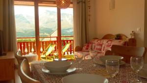 - une table à manger avec vue sur la montagne dans l'établissement Appartement 8 personnes à 3 minutes des pistes, à Saint-Étienne-en-Dévoluy