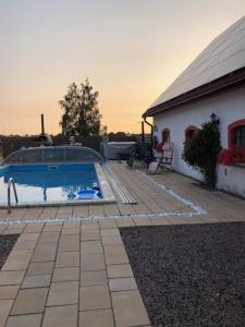 uma casa com piscina ao lado de um edifício em Mariannelund Bed&Beer em Löberöd