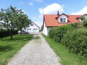 a gravel road in front of a house at Mariannelund Bed&Beer in Löberöd