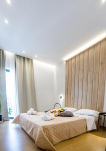 ein Schlafzimmer mit einem großen Bett mit hölzernem Kopfteil in der Unterkunft Evangeline Maisons in Preveza + 19 Fotos