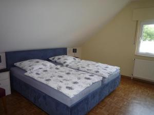 A bed or beds in a room at Ferienwohnung mit 3 Schlafzimmern
