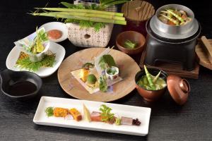 un grupo de platos de comida en una mesa en Shiga Park Hotel, en Yamanouchi