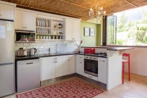 Η κουζίνα ή μικρή κουζίνα στο Heuwelsig Cottages +37 φωτογραφίες
