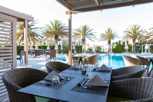 Bazén v ubytovaní Minos Hotel alebo v jeho blízkosti