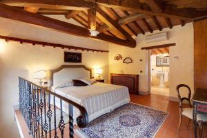 A bed or beds in a room at Villa Il Sasso - Dimora d'Epoca
