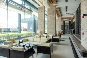 Khu vực ghế ngồi tại The Marina Phuket Hotel