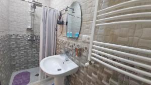 Koupelna v ubytování Gamarjoba Hotel + 25 fotografií