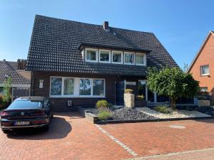 um carro estacionado em frente a uma casa em Pension Haus Erika em Lingen