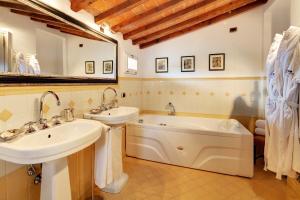 A bathroom at Villa Il Sasso - Dimora d'Epoca