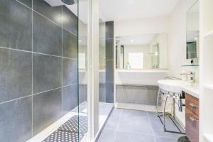ブルージュにあるModern guest house in centre of Brugesのシャワーと洗面台付きのバスルーム