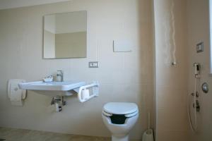 W łazience znajduje się toaleta, umywalka i lustro. w obiekcie Casa Dolce Casa - Casa Vacanze w mieście Ariano Irpino