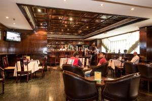 Rolla Suites Hotel -Former J5 Bur Dubai Hotel tesisinde bir restoran veya yemek mekanı