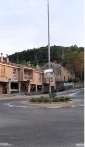 una calle vacía frente a un edificio en Klikly, en Labin