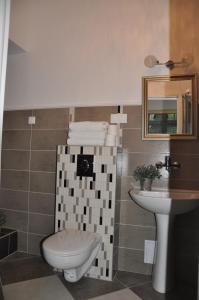 La salle de bains est pourvue de toilettes et d'un lavabo. dans l'établissement Apartament Sopot Andre, à Sopot