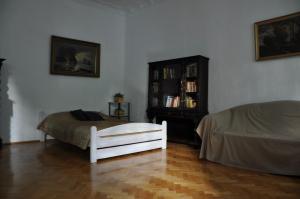 ソポトにあるApartament Sopot Andreのベッドルーム1室(ベッド1台付)、ドレッサーが備わります。