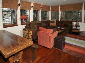 Ruang duduk di Lionshead Center #201 Condo