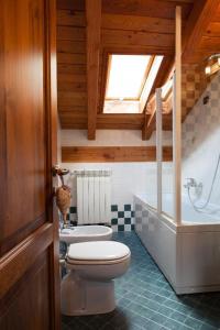 łazienka z toaletą, umywalką i wanną w obiekcie b&b Al Castel w mieście Pont-Saint-Martin