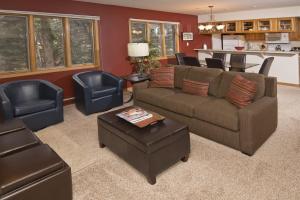 ein Wohnzimmer mit einem Sofa und Stühlen sowie eine Küche in der Unterkunft Townsend Place 206A Condo in Beaver Creek