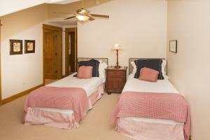Un pat sau paturi într-o cameră la Settlers Lodge #302 Condo