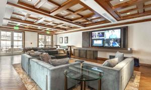 Ruang duduk di Ritz Carlton Residence Vail #112 Condo