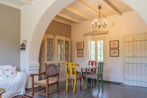 een eetkamer met een tafel en stoelen bij Bougainvillea House in Crete in Sitia