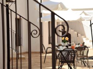 - une salle à manger avec une table et des chaises dans l'établissement B&B Le Cale, à Santa Maria Navarrese