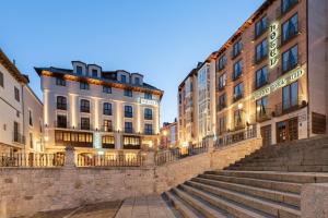 un conjunto de escaleras delante de dos edificios en Crisol Mesón del Cid, en Burgos