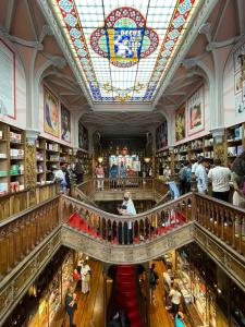 ein Einkaufszentrum mit einer Buntglasdecke in der Unterkunft Fabrica Apart in Porto