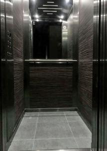 een hal met een inloopdouche in een gebouw bij F8 Room 1, Private Double room with private bathroom in shared Flat in Msida