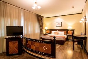 En eller flere senge i et værelse på Rolla Suites Hotel -Former J5 Bur Dubai Hotel